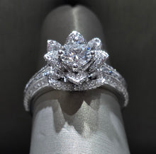 Load image into Gallery viewer, A very unique flower ring!!!